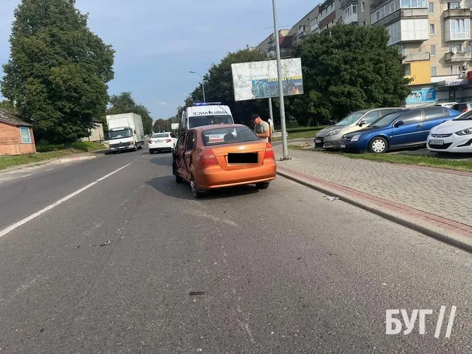 У Володимирі бус протаранив легковик і втік з місця ДТП (фото)