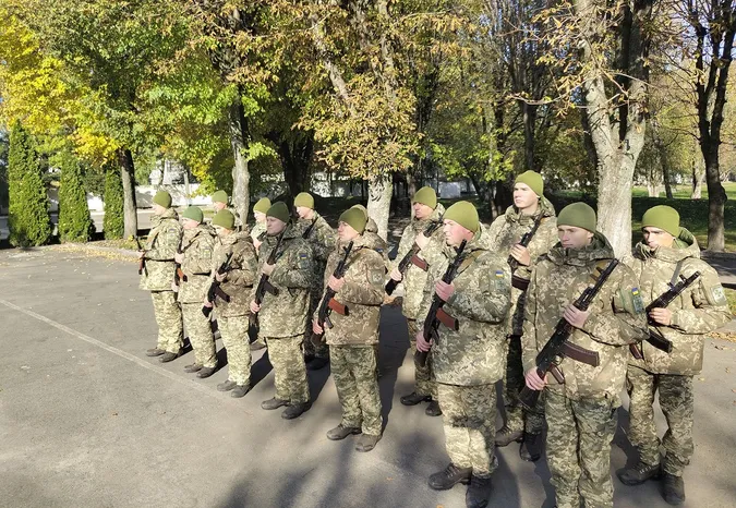 І контрактники, і мобілізовані: у Луцьку прикордонники склали присягу (фото)