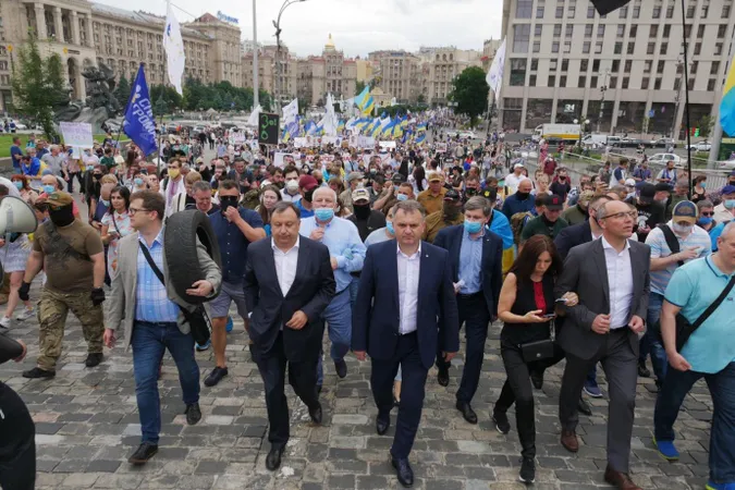 Прихильники Порошенка прийшли до Зеленського (фото)