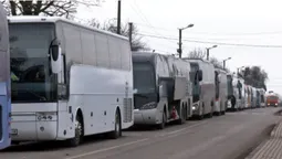 Автобуси стоять по 20 годин: на «Устилузі» – передріздвяні черги (відео)