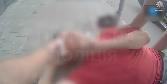 У Луцьку в чоловіка посеред вулиці стався напад епілепсії (відео)