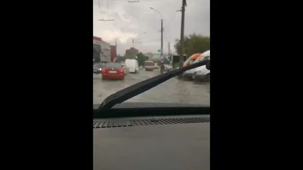 Луцьк затопило і засипало градом (відео)