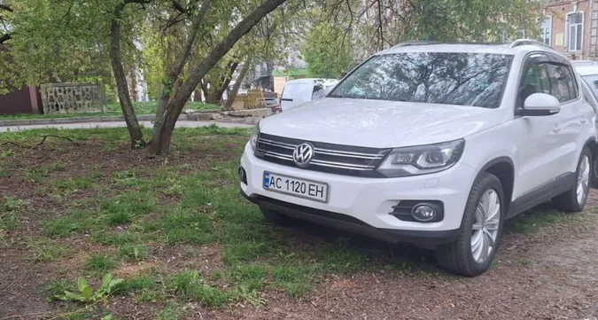 Тільки-но засіяли травою: паркохами нищать зелену зону в центрі Луцька (фото)