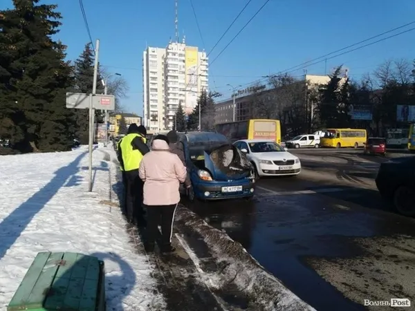 У центрі Луцька зайнявся автомобіль (фото, відео)