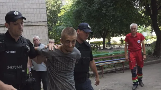 Переполох на Молоді: молодик погрожував спалити квартиру, його затримали (відео)