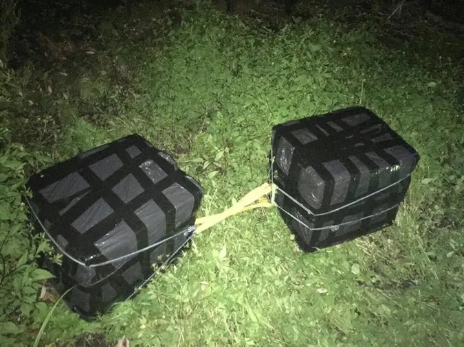 Човном за кордон: на Волині затримали контрабандистів з 8 ящиками цигарок (фото)