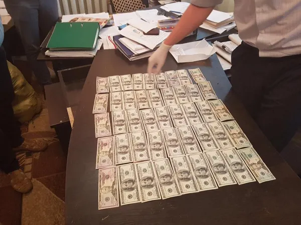 На Волині затримали чоловіка, який намагався підкупити прокурора 