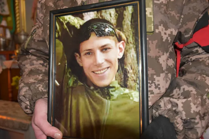 У Дачному поховали загиблого на війні Героя Олександра Філіпчука (фото)