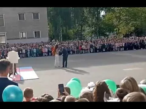 У Білорусі школярка на лінійці показала тризуб: її затримали (відео)