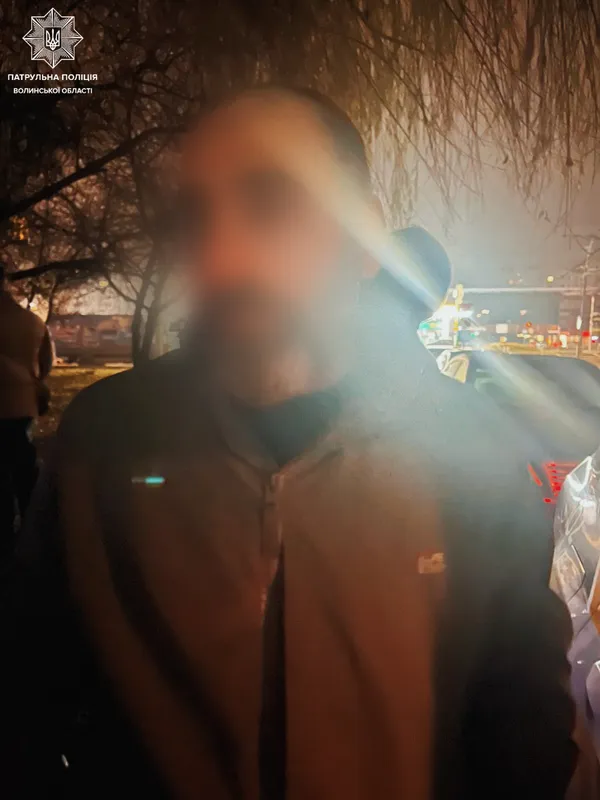 У Луцьку п'яний водій розтрощив паркан і втік з місця ДТП: патрульні швидко його розшукали