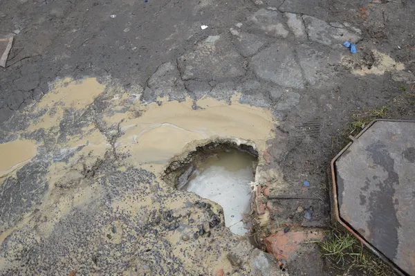 На вулиці Лесі Українки ліквідовують прорив водопроводу (фото)