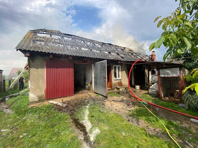 У Турійську через блискавку загорілася господарська будівля