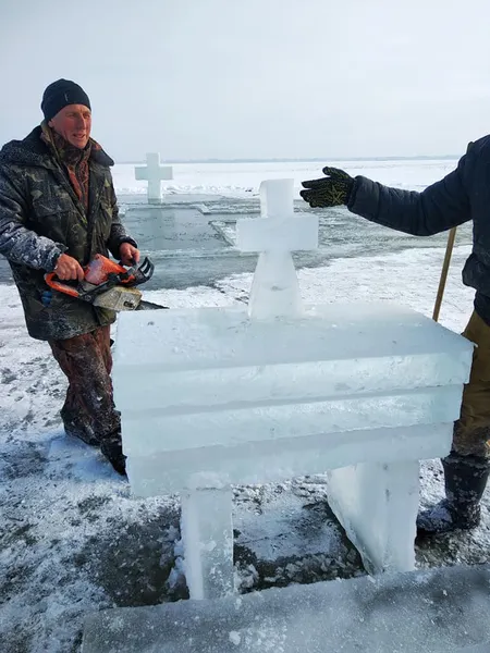 Як на Світязі готували ополонку для освячення води (фото)