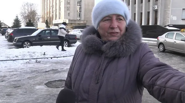 Йти неможливо: хто у Луцьку має посипати піском слизькі тротуари (відео)