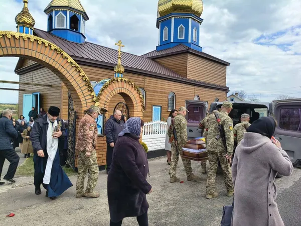 Рівно через рік після загибелі: на Волині попрощалися з Героєм Юрієм Камцем (фото)
