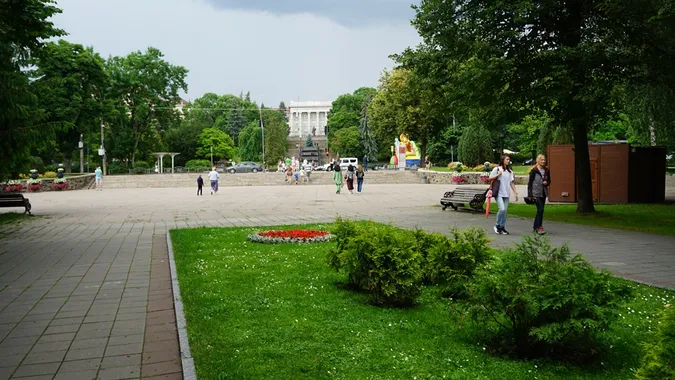Заквітчаний луцький парк перед грозою (фото)
