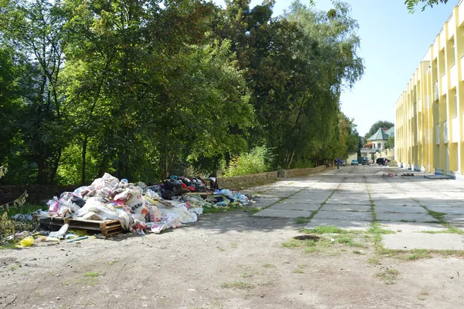 Біля Палацу учнівської молоді у Луцьку гори сміття (фото)