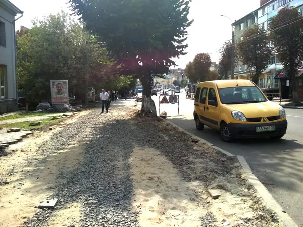 У департаменті ЖКГ пояснили, чому міняють бруківку на вулиці Винниченка
