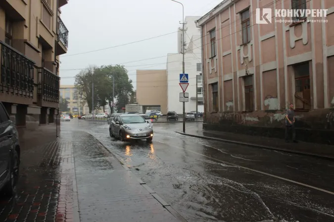 Раптова гроза в Луцьку: машини по колеса у воді (фото, відео)
