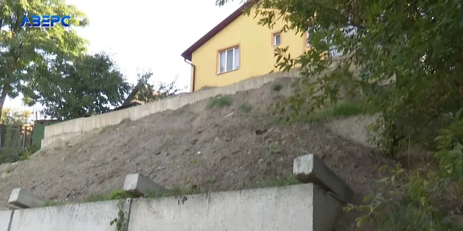 У Луцьку люди бояться, що їхні будинки сповзуть у прірву (відео)