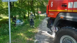 У Луцькому районі легковик злетів з дороги: авто діставали рятувальники (відео)