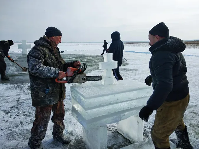 Як на Світязі готували ополонку для освячення води (фото)