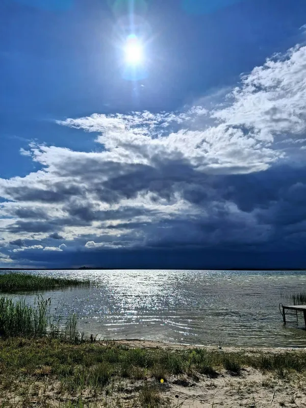 Світязь вразив незвичним видовищем: вода в озері стала схожою на рідке срібло (фото)