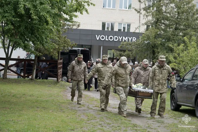 Скорботний день для міста на Волині: попрощалися з воїном Віталієм Кузмяком (фото)