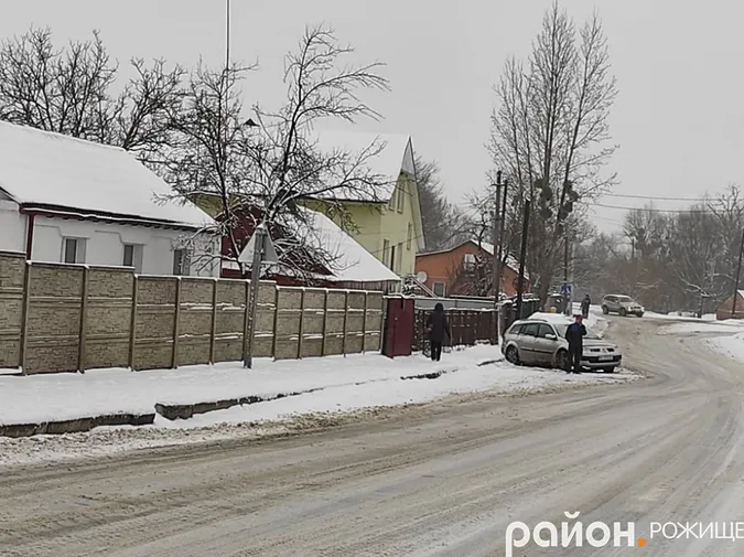 Розвернуло на 180 градусів: у Рожищі – аварія на слизькій дорозі (фото)