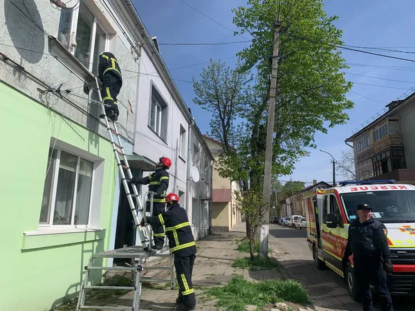 Жінка лежала на підлозі: у Луцьку через вікно відчиняли квартиру пенсіонерки (фото)