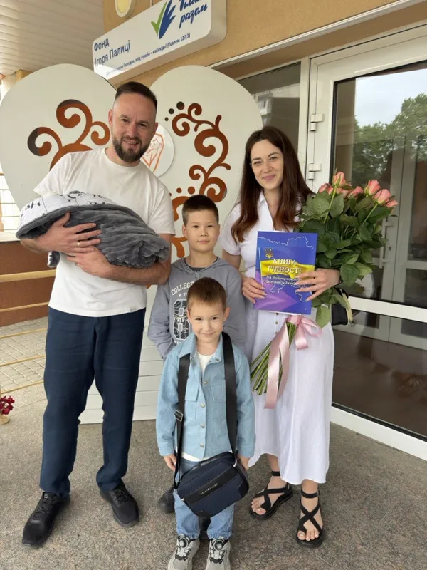 Оберіг з перших днів життя: у Луцьку новонароджених одягнули у вишиванки (фото)