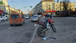 У центрі Луцька – ДТП за участю мотоцикліста: утворився затор (фото, оновлено)