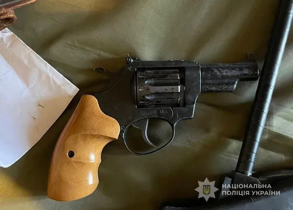 Волинські правоохоронці затримали одесита, якого підозрюють у продажу зброї через інтернет (фото, відео)