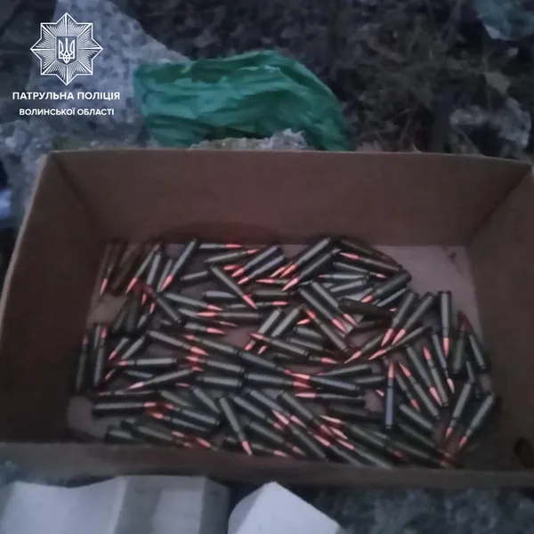У Луцьку посеред вулиці патрульні виявили коробку із боєприпасами