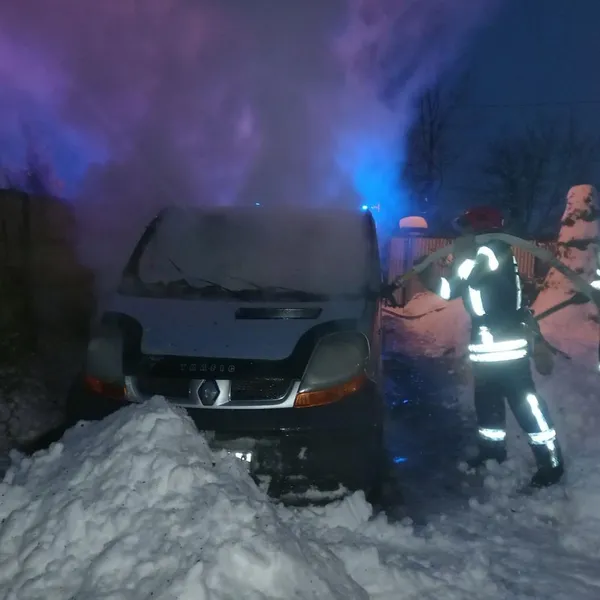 Пожежі, повалені дерева, застряглі авто: що робили волинські рятувальники у неділю (фото)