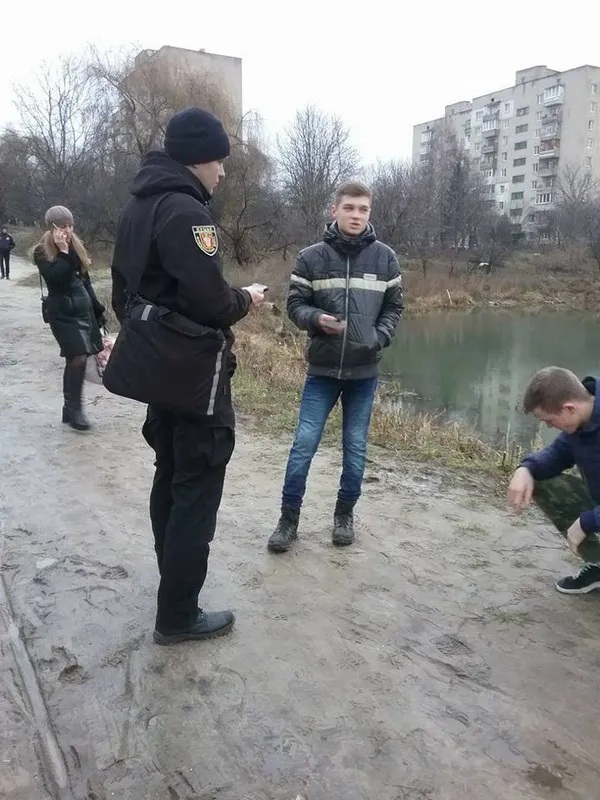 Луцькі муніципали насварили підлітків за петарди (фото)