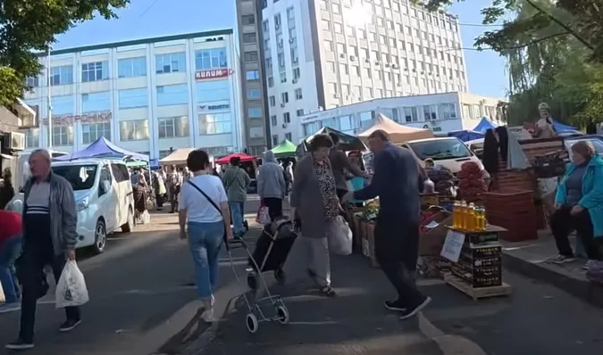 На ринку у Луцьку – шалені натовпи біля прилавків з продуктами: що скуповують (відео)