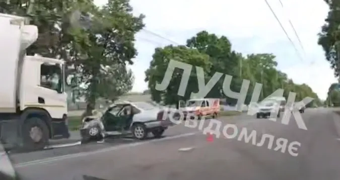 У Луцьку – аварія на Львівській: вантажівка зім'яла легковик (відео)