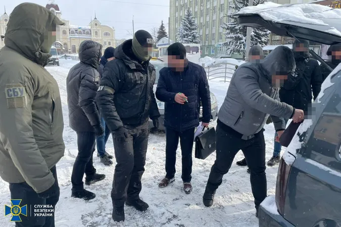Радника директора волинського автодору спіймали на хабарі у 200 тисяч гривень (фото)