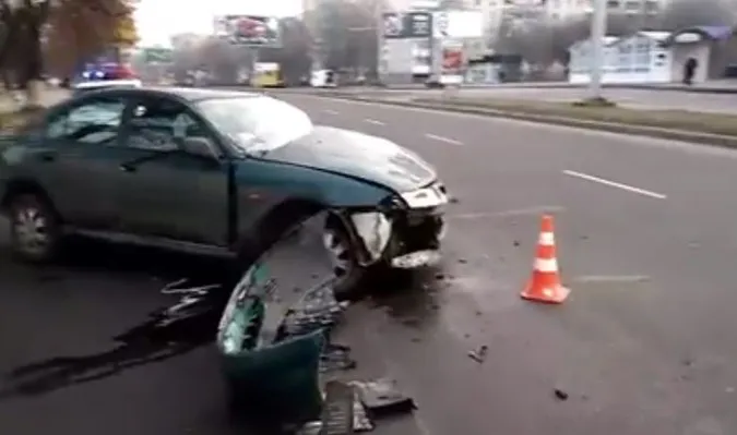 У Луцьку п'яний водій на швидкості «влетів» у стовп (відео)