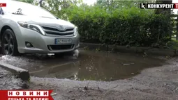 Діти купаються в калюжах: у Луцьку двір не бачив ремонту майже 40 років (відео)