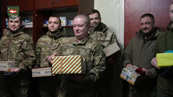Командир 14-ї ОМБр на передовій вручив бійцям і бійчиням нагороди та подарунки (фото)