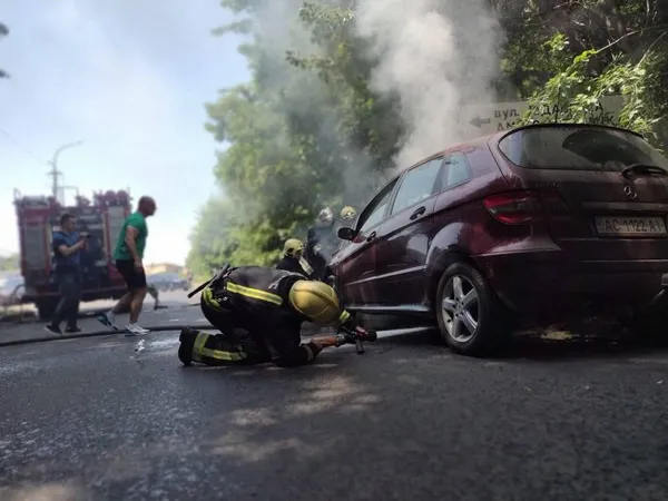 У Луцьку під час руху загорілося авто – в салоні була дитина (фото)