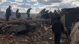 На Київщині снаряд РФ влучив у будинок: троє загиблих (фото)