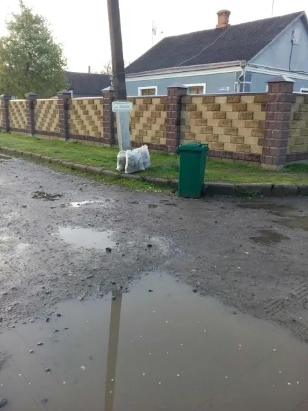 Муніципали спіймали лучан, які викидають сміття на тротуари (фото)