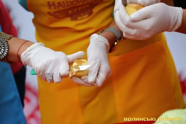 На луцькому «Фестивалі національної кухні» смакували борщ та вареники (фото)