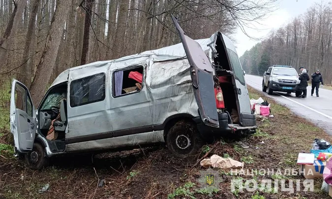 П'ятеро постраждалих: на «Варшавці» бус з пасажирами злетів у кювет (фото, відео)