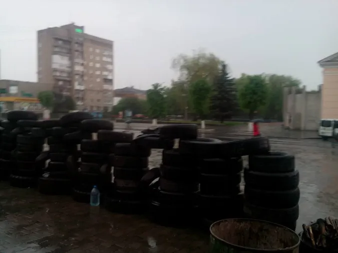 Перед Ковельською міською радою – барикада з шин (фото)
