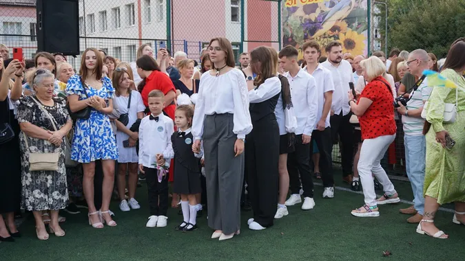 Як відзначили перший дзвоник у Луцькому ліцеї №9 (фото)