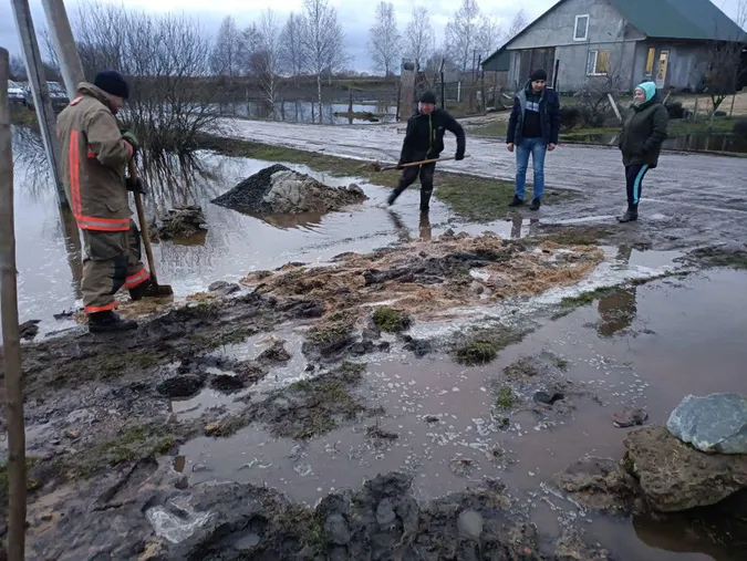 250 тонн води: на Волині людям затопило городи (фото)